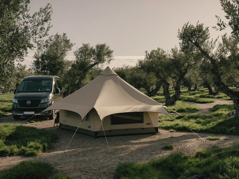 Tenda familiare e piccolo camper tra gli ulivi in un campeggio pugliese, illustrazione